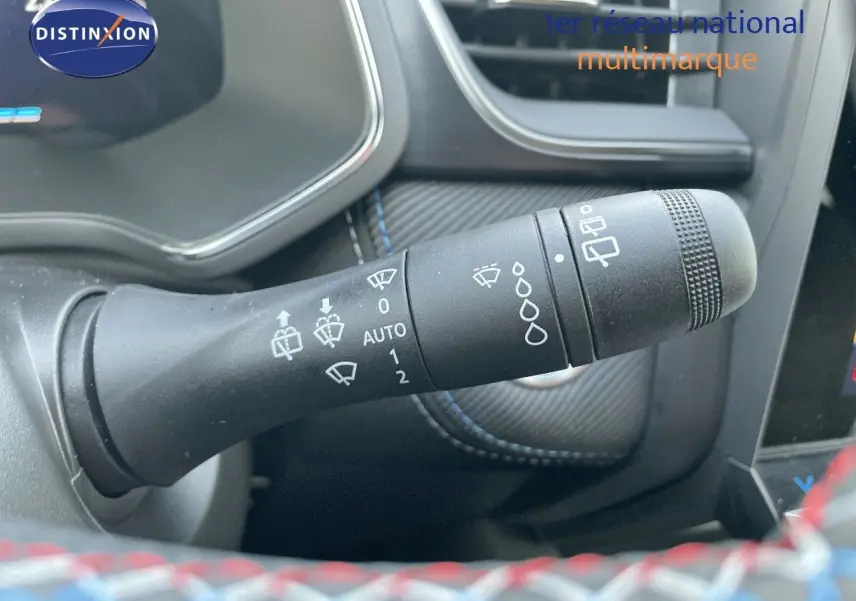 Gros plan sur la commande des essuie-glaces dans l'habitacle du Renault Symbioz gris Rafale 2024.