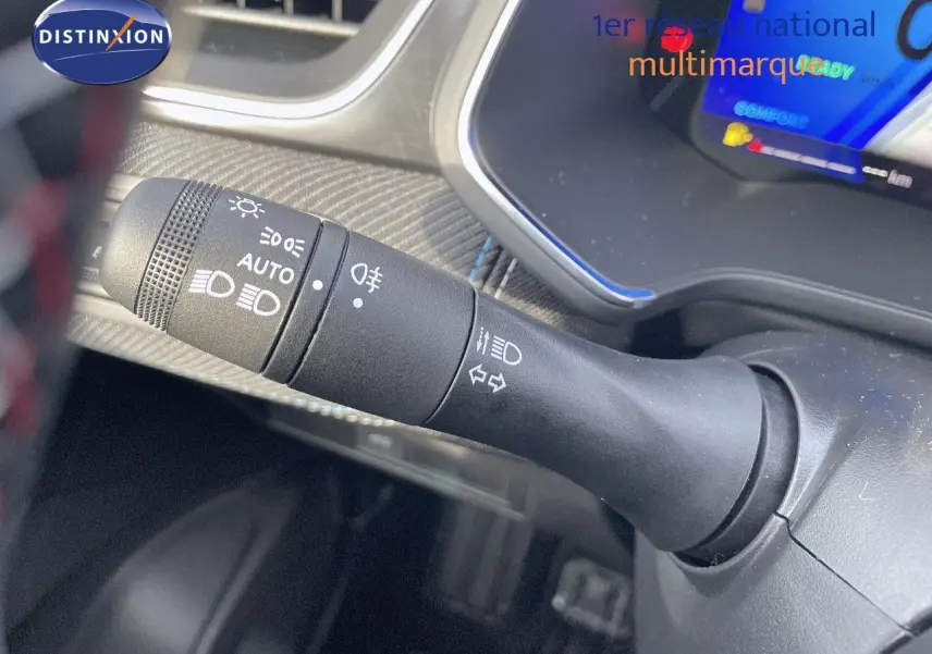 Gros plan sur la commande des feux et clignotants dans l'habitacle du Renault Symbioz gris Rafale 2024.