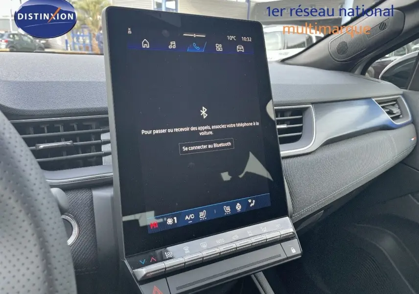 Intérieur de la Renault Symbioz gris Rafale, vue côté droit sur la console centrale avec grand écran tactile vertical.