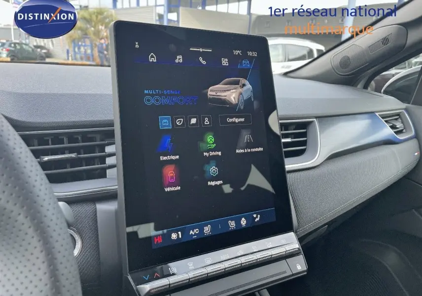 Vue intérieure du tableau de bord du Renault Symbioz gris Rafale, avec écran tactile central vertical et finitions modernes.