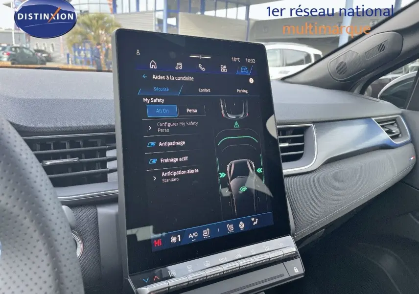Vue intérieure du tableau de bord du Renault Symbioz gris Rafale, avec écran tactile central affichant les aides à la conduite.