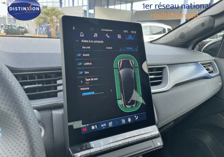 Vue intérieure centrée sur l'écran tactile du tableau de bord d'une Renault Symbioz 2024, finition gris Rafale.