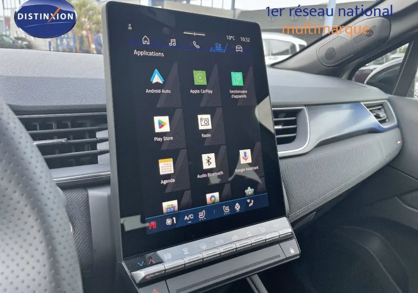 Vue intérieure du tableau de bord du Renault Symbioz gris Rafale 2024, avec écran tactile central vertical et commandes climatisation.