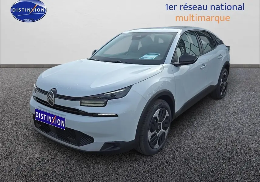Citroën C4 blanc okenite vue 3/4 avant droit avec jantes distinctives et coques de rétroviseurs noires.