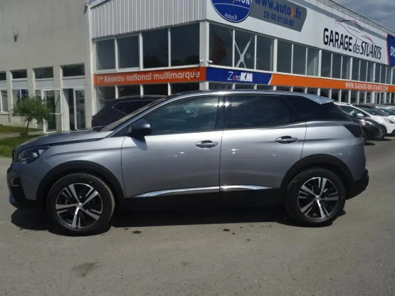 Peugeot 3008 gris clair vue de profil côté gauche, avec jantes alliage 18 pouces et vitres arrière surteintées.