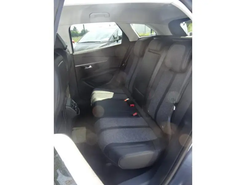 Vue intérieure côté gauche montrant la banquette arrière noire du Peugeot 3008 gris clair de 2019.