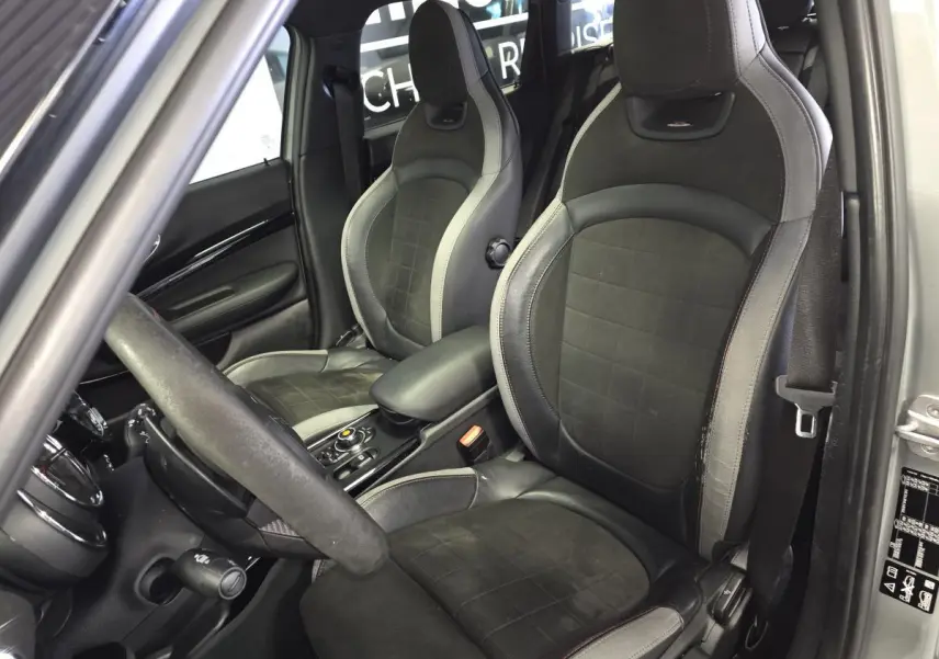 Vue intérieure côté conducteur du MINI Clubman John Cooper Works 2020 avec sièges sport cuir et alcantara noirs et gris.