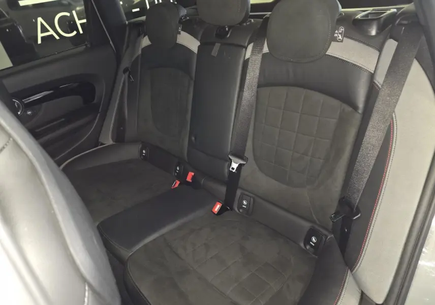 Vue intérieure côté droit des sièges arrière en cuir et Dinamica noirs du MINI Clubman John Cooper Works 2020.