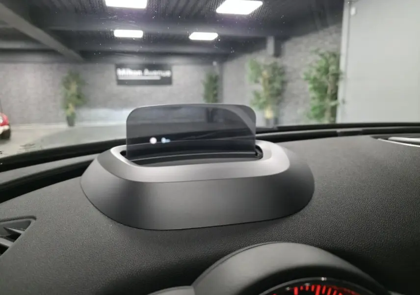 Affichage tête-haute rétractable sur le tableau de bord d'une MINI Clubman gris Moonwalk, intérieur sombre.