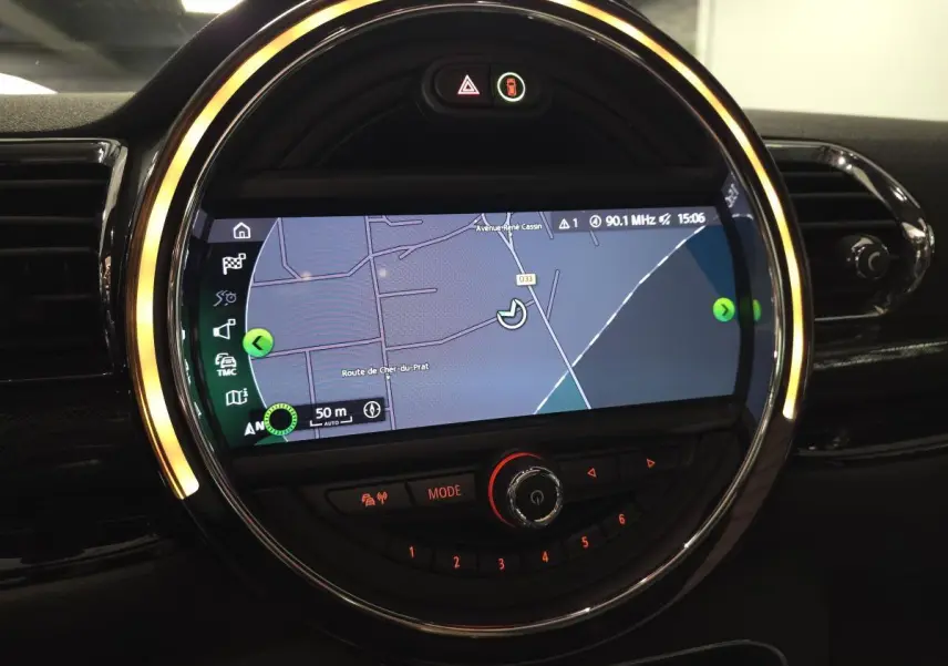 Écran de navigation GPS circulaire au centre du tableau de bord d'une MINI Clubman John Cooper Works 2020.