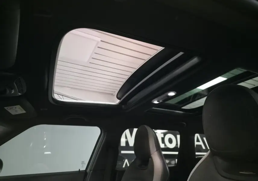 Toit ouvrant panoramique en verre vu de l'intérieur sur les sièges avant noirs du MINI Clubman John Cooper Works 2020