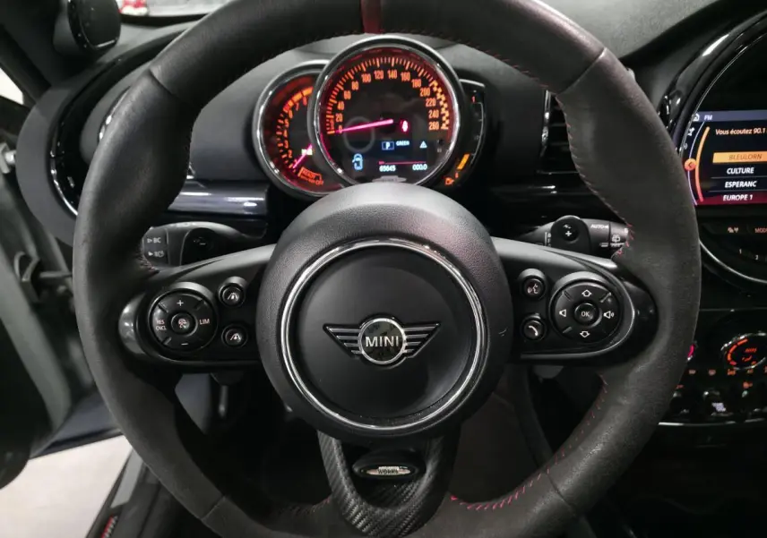 Vue rapprochée du volant sport John Cooper Works en cuir noir avec tableau de bord et commandes du MINI Clubman gris 2020.