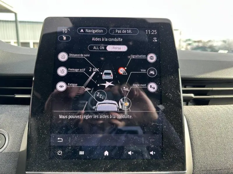 Écran tactile central de la Renault Clio 2025 affichant les aides à la conduite, vue intérieure frontale.