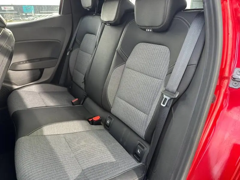 Vue intérieure côté droit des sièges arrière gris et noir d'une Renault Clio 1.0 TCe 90ch Techno rouge flamme 2025.