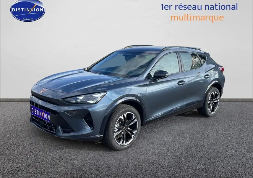 Vue 3/4 avant d'un CUPRA Formentor gris magnétique avec jantes noires et détails chromés sur fond neutre.