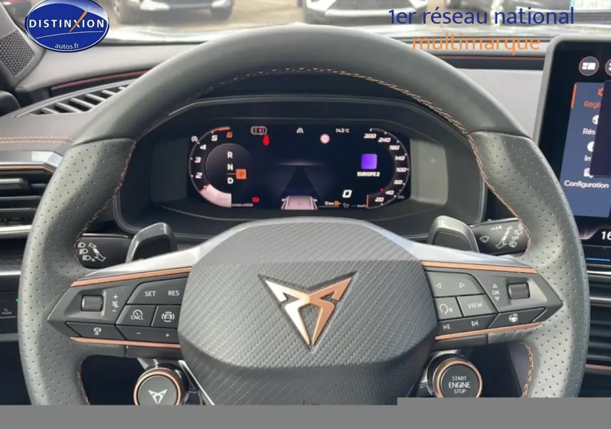 Vue rapprochée du volant cuir perforé de la CUPRA Formentor 2.0 TDI 150, avec commandes multifonctions et tableau de bord numérique.