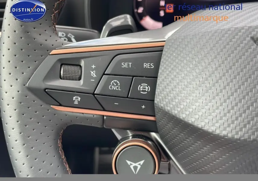 Gros plan sur le volant cuir perforé côté gauche du CUPRA Formentor gris magnétique avec commandes multifonctions.