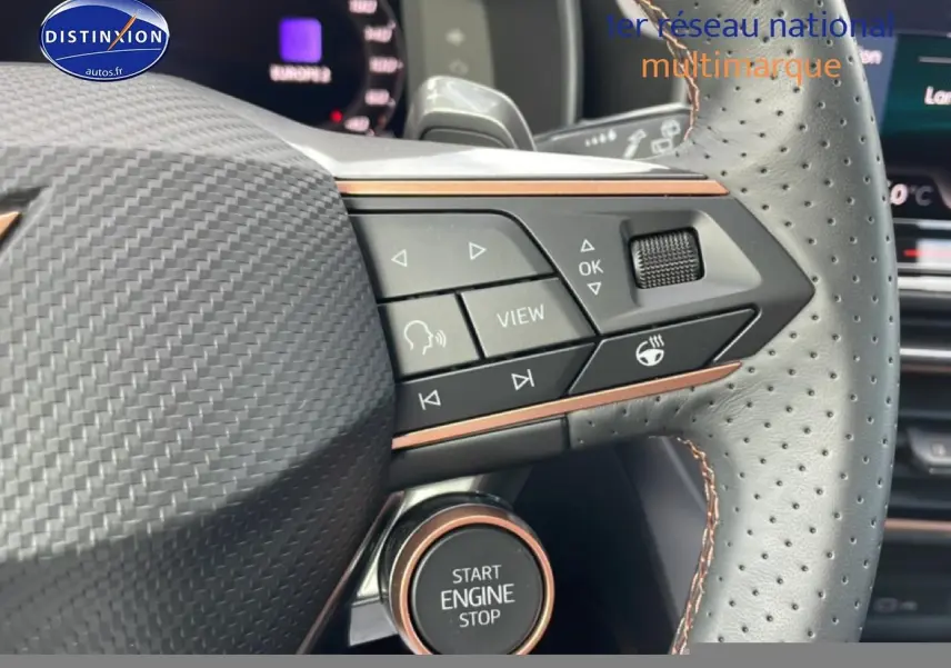 Gros plan sur le volant cuir perforé et les commandes multifonctions du CUPRA Formentor gris magnétique, avec bouton start/stop visible.