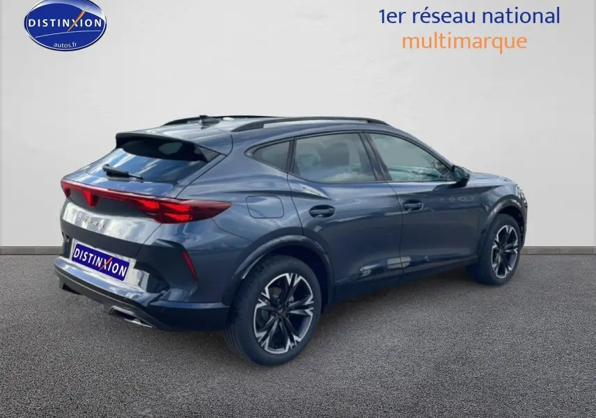 Vue 3/4 arrière droite du CUPRA Formentor gris magnétique avec jantes 18 pouces et feux arrière LED distinctifs.