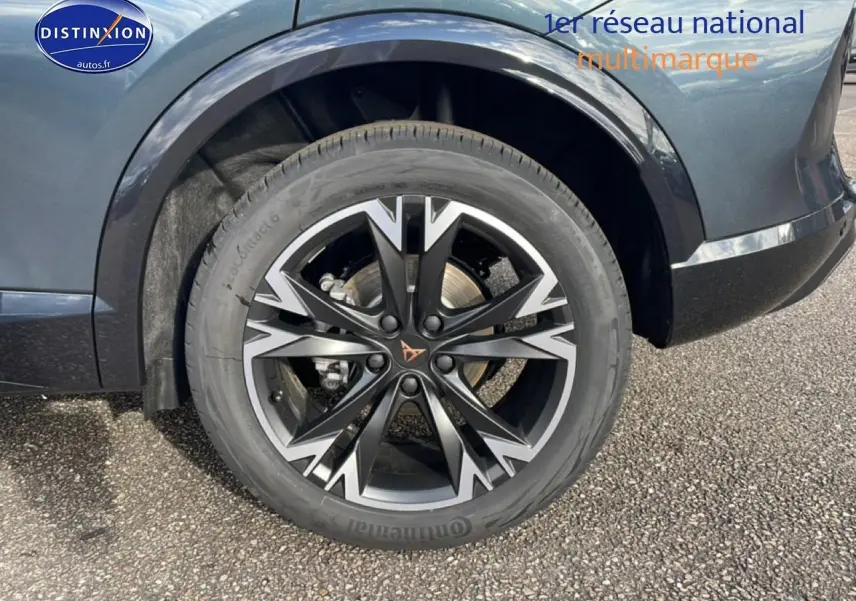 Gros plan sur la roue arrière droite d'une CUPRA Formentor gris magnétique avec jante alliage noire et argent.