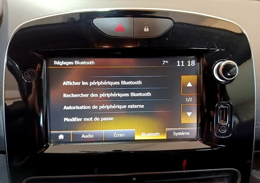 Gros plan sur l’écran tactile central noir de la Renault Clio Zen Energy dCi 75 2016 affichant les réglages Bluetooth.