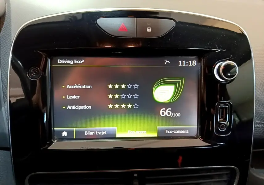Écran tactile central de la Renault Clio Zen Energy dCi 75 affichant le score Eco² et les options de conduite.