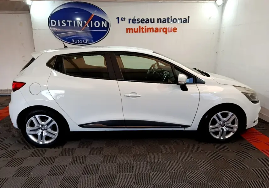 Profil droit d'une Renault Clio Zen Energy dCi 75 blanche de 2016, avec jantes alliage et rétroviseurs électriques.