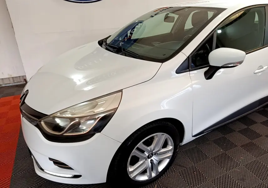 Renault Clio Zen Energy dCi 75 blanche vue 3/4 avant droit, avec phares halogènes et jantes alliage visibles.