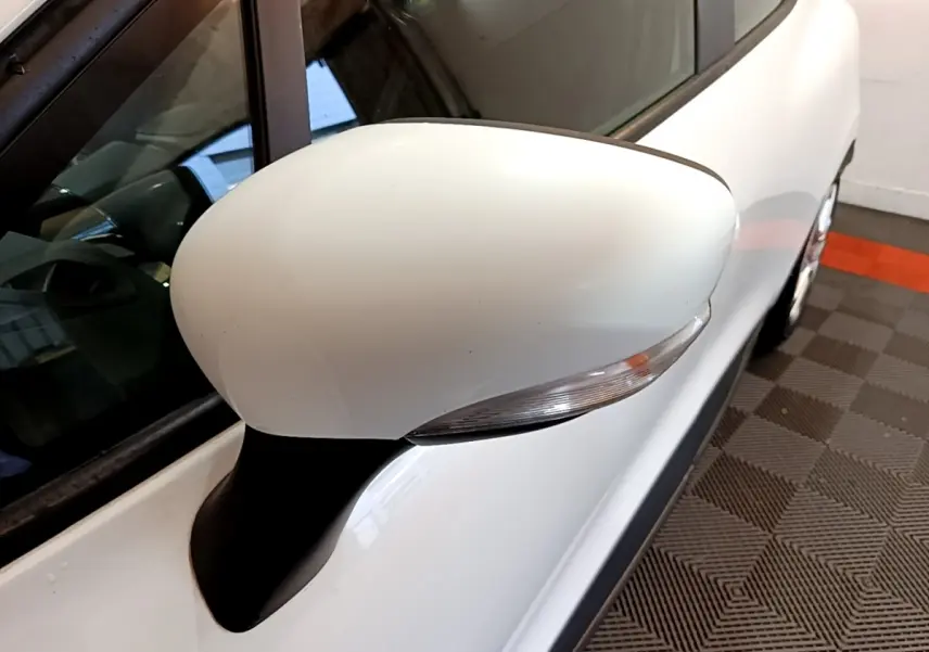 Rétroviseur droit blanc avec clignotant intégré sur Renault Clio Zen Energy dCi 75 vue de côté droit.