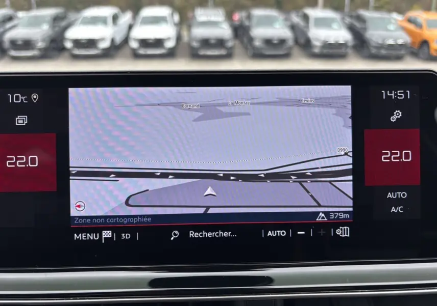 Écran tactile central du tableau de bord du Citroën C5 Aircross blanc, affichant la navigation GPS et la climatisation à 22°C.