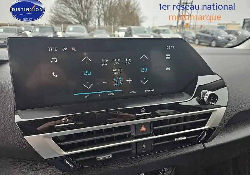 Tableau de bord de Citroën C4 1.2 hybride 136 plus 2025 avec écran tactile et aérateurs centraux noirs.