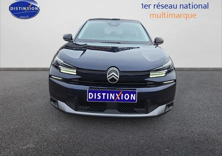 Vue de face d'une Citroën C4 1.2 hybride 136 plus en bleu eclipse avec feux LED et logo Citroën bien visible.