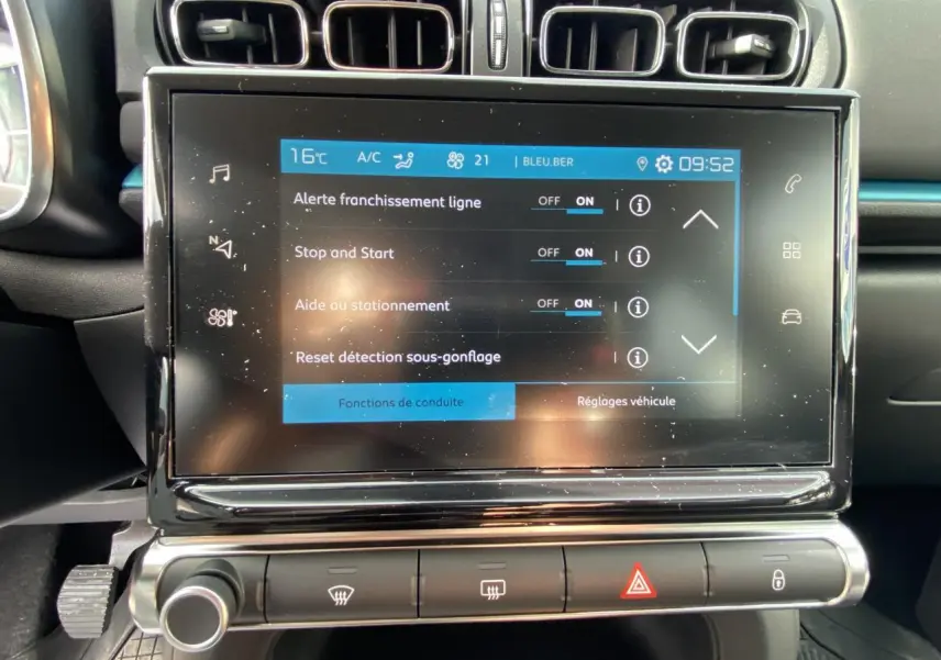 Écran tactile central du tableau de bord de la Citroën C3 noire 2021 affichant les réglages d’aide à la conduite.