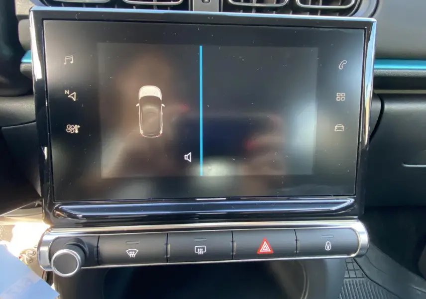 Écran tactile central du tableau de bord de la Citroën C3 noire 2021, avec commandes climatisation et alertes visibles.