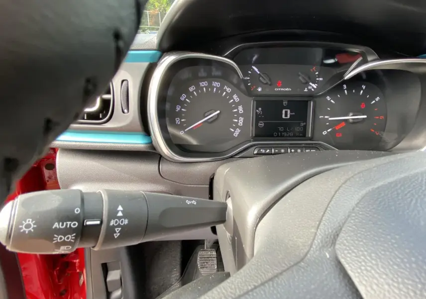 Vue rapprochée du tableau de bord et du combiné d'instruments de la Citroën C3 1.2 PureTech 2021 avec détails des commandes d'éclairage.