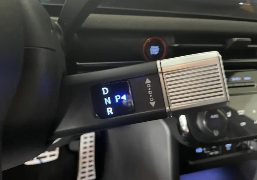 Le levier de vitesses automatique lumineux du Hyundai Tucson 2025 hybride, vu en gros plan côté conducteur.