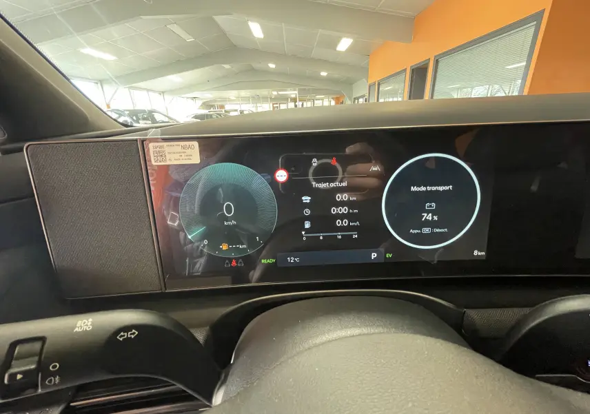 Tableau de bord numérique du Hyundai Tucson gris Ecotronic 2025, affichant vitesse, mode transport et autonomie batterie.