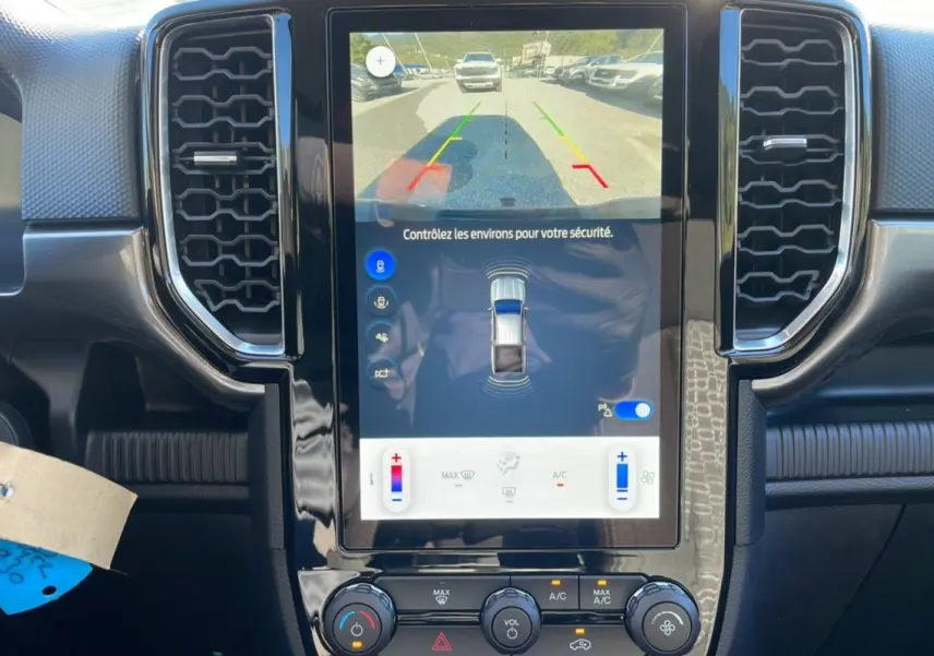 Vue rapprochée de l’écran tactile central du Ford Ranger 2025 gris iconic montrant la caméra de recul et les commandes climatisation.