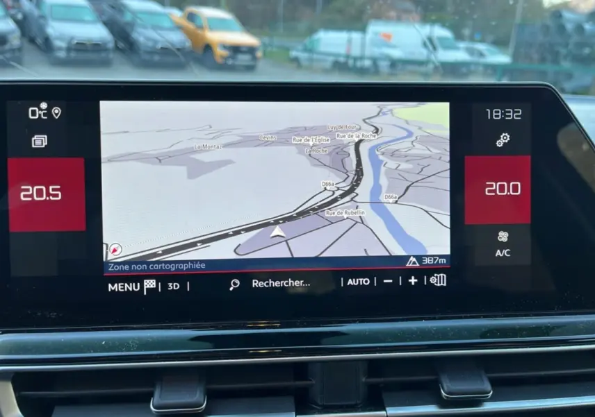 Écran tactile central du tableau de bord du Citroën C5 Aircross Hybrid blanc, affichant la navigation GPS et la climatisation.