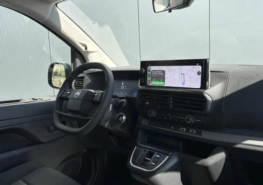 Vue intérieure côté conducteur du Citroën Jumpy 2026, tableau de bord noir avec écran tactile et volant multifonction.