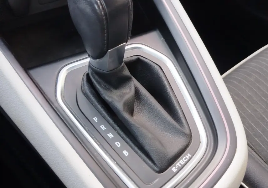 Gros plan sur le levier de vitesses automatique noir avec surpiqûres, entouré d’un cadre argenté marqué E-TECH dans une Renault Clio.