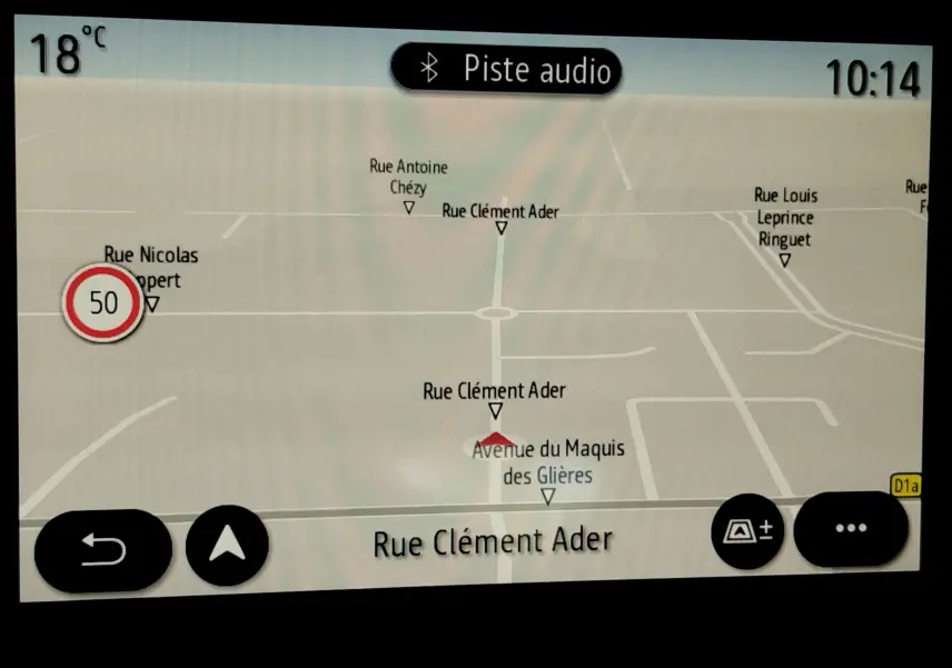 Écran de navigation de Renault Clio 1.6 E-Tech hybride 2022 affichant la carte autour de Rue Clément Ader.