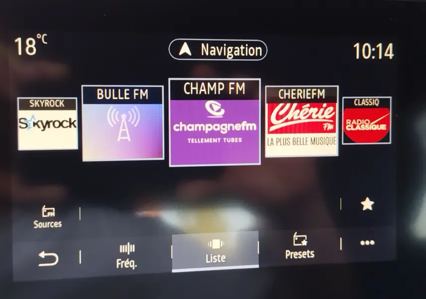 Écran multimédia de la Renault Clio 1.6 E-Tech hybride 140ch Intens 2022 affichant les stations radio FM.