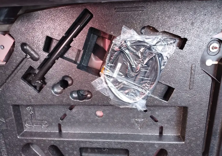Rangement en mousse noire dans le coffre d’une Renault Clio 1.6 E-Tech avec outils et câble emballé visible.