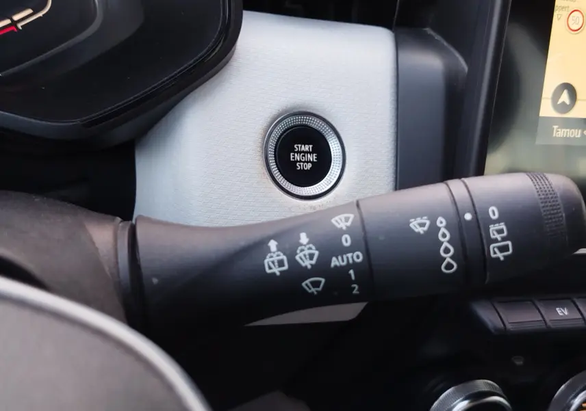 Gros plan sur le bouton Start Engine Stop et la commande d’essuie-glace dans l’habitacle de la Renault Clio 1.6 E-Tech hybride 2022.