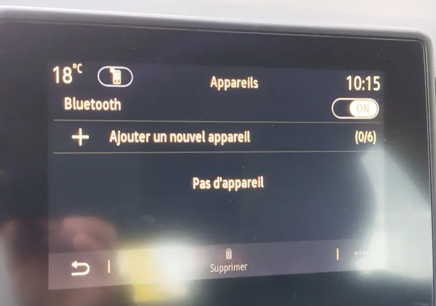 Écran tactile central de la Renault Clio 1.6 E-Tech hybride 2022 affichant le menu Bluetooth sans appareil connecté.