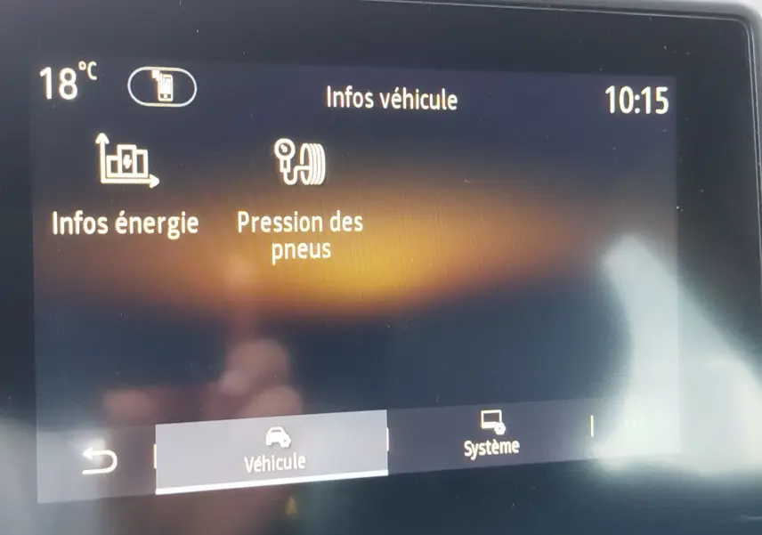 Écran central de la Renault Clio 1.6 E-Tech hybride 2022 affichant les infos énergie et pression des pneus.