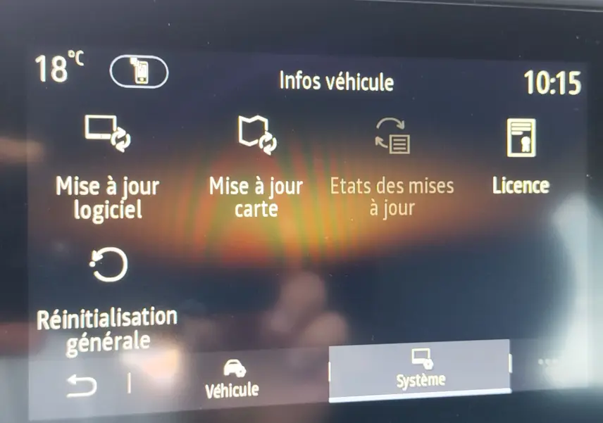 Écran tactile intérieur de la Renault Clio 1.6 E-Tech hybride 2022 affichant le menu de mise à jour logiciel et carte.