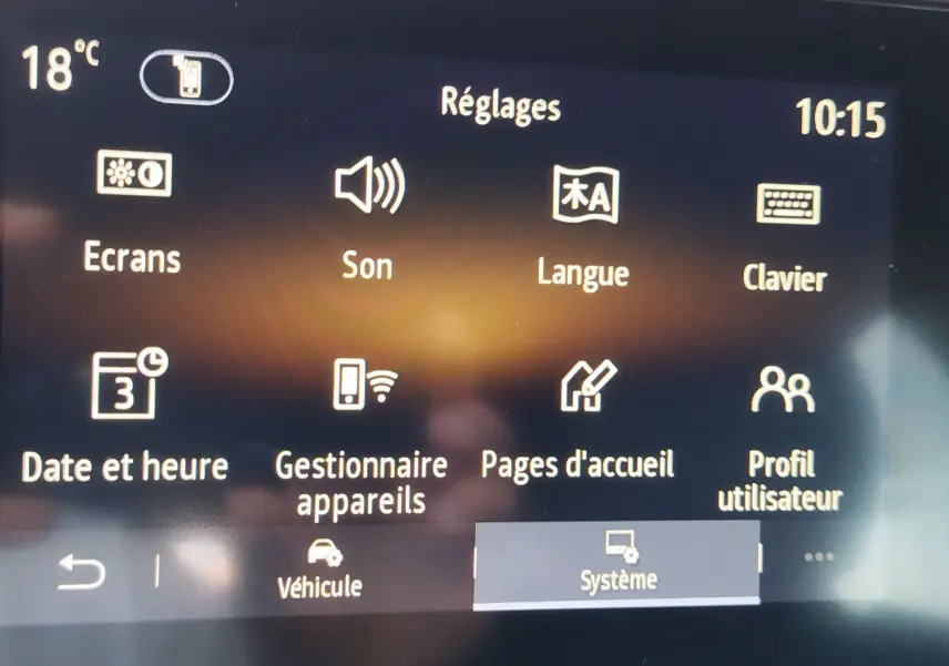 Écran tactile intérieur de la Renault Clio 1.6 E-Tech hybride 2022 affichant le menu Réglages en français.
