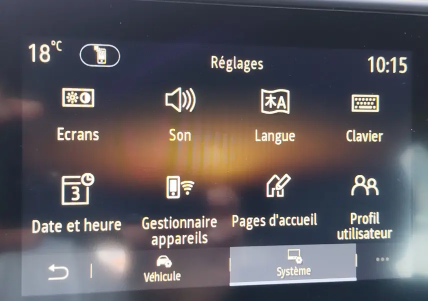 Écran tactile du système multimédia Renault Clio 1.6 E-Tech hybride 2022 affichant le menu Réglages.